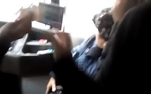 В Мариуполе, управляя троллейбусом, водитель беседовала и обилечивала пассажиров (ВИДЕО)