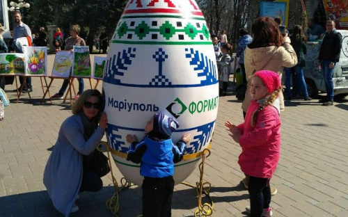 Мариупольцы вышли на Пасхальные гулянья в Театральный сквер (ФОТОРЕПОРТАЖ)