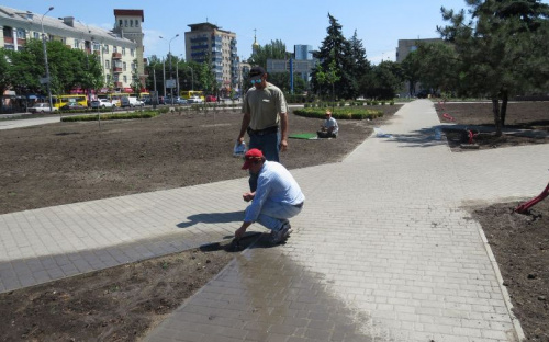 В центре Мариуполя забили сотни струй воды (ФОТО+ВИДЕО)