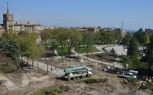 В Мариуполе показали, что происходит за высоким забором в центре города (ФОТО)