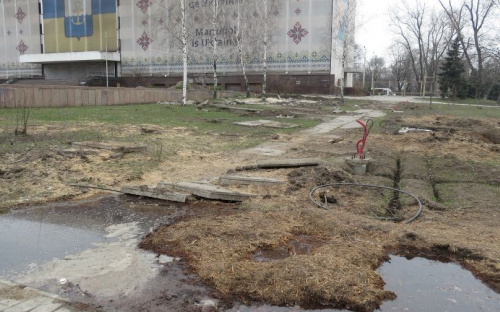 В центре Мариуполя у горсовета образовалось озеро. Коммунальщики ищут выход (ФОТОФАКТ)