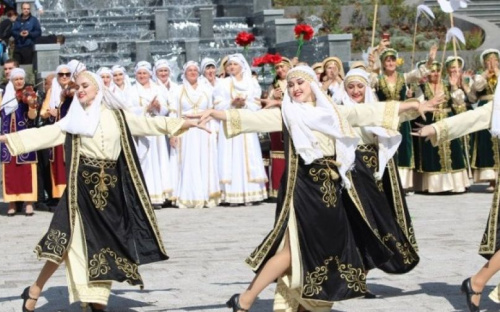 Мариуполь продолжает принимать поздравления с Днем города