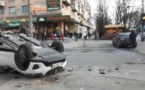 ДТП на перекрестке в Мариуполе: перевернулась иномарка (ФОТО+ВИДЕО)