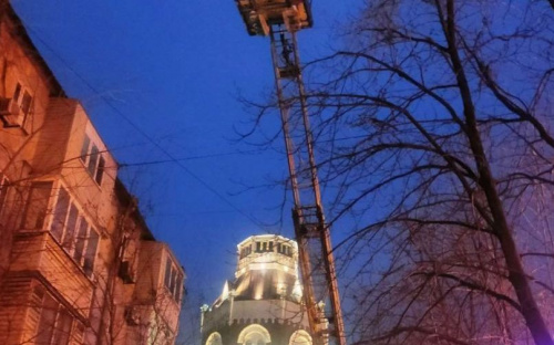 Над пешеходным тротуаром в Мариуполе раскололось дерево