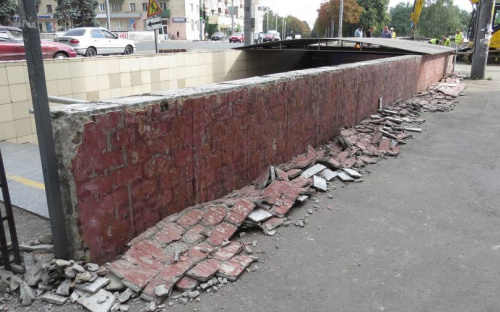 В Мариуполе меняет цвет подземный переход (ФОТОФАКТ)