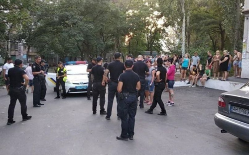 Драка и травля собакой. Буйная мариупольчанка напала на капрала полиции (ФОТО)