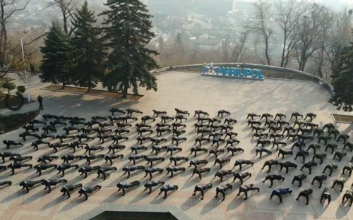 Полицейские Мариуполя устроили «отжимательный» флешмоб (ФОТО)