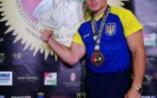 Мариупольский армрестлер привез из Венгрии бронзу чемпионата мира