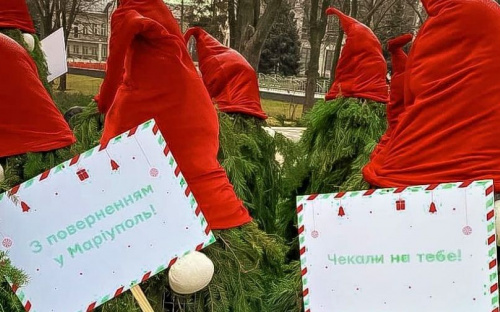 Гномы встретили мариупольскую елку с «зеленым сертификатом о вакцинации»