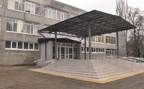 Отремонтирован парадный вход в мариупольскую школу