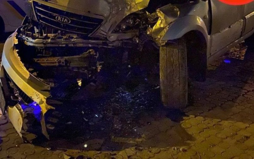 В Мариуполе автомобиль на скорости врезался в дерево