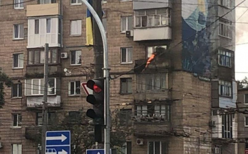 В центре Мариуполя загорелся балкон в многоэтажке (ФОТОФАКТ)