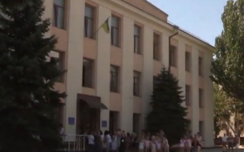 Возле школы искусств в Мариуполе возводят остановку. Педагоги и учащиеся против (ФОТО)