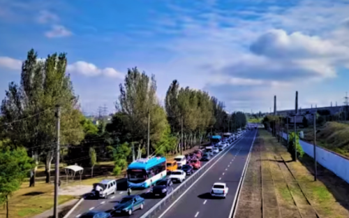 На Набережной в Мариуполе «гоняют» автомобилисты и бьют машины