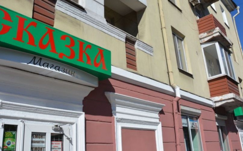 На витринах мариупольских магазинов становится меньше рекламы (ФОТО)