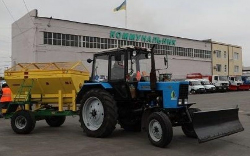 В Мариуполе коммунальщики вышли на борьбу со «стеклом» на дорогах