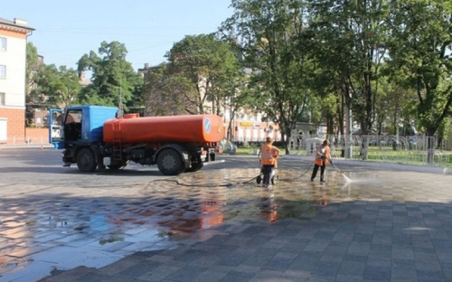 В Мариуполе для мойки дорог ежедневно израсходуют 180 кубов воды (ФОТО)