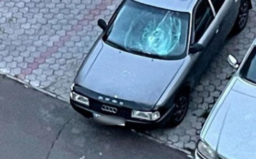В центре Мариуполя хулиган разбил чужой автомобиль