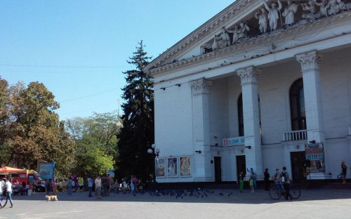 В центре Мариуполя вместо митинга за отставку мэра веселились Лунтик и Спанч Боб (ФОТО)