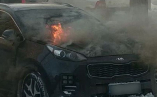 На мариупольской улице горит автомобиль (ДОПОЛНЕНО)