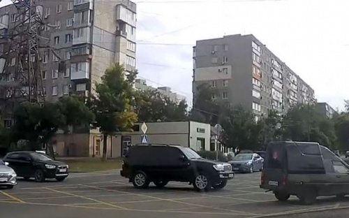 В сети опубликовали видео с нарушителями на дорогах Мариуполя