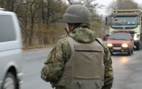 Мобильный блокпост в Мариуполе помог задержать двух перевозчиков боеприпасов (ВИДЕО)