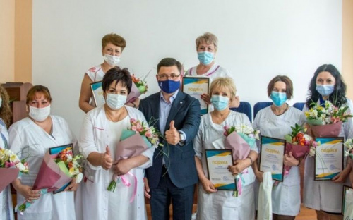 Ко Дню медика: мариупольскому врачу-инфекционисту подарили квартиру (ФОТО)