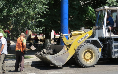 За 40 млн. гривен в Мариуполе подлатают дороги