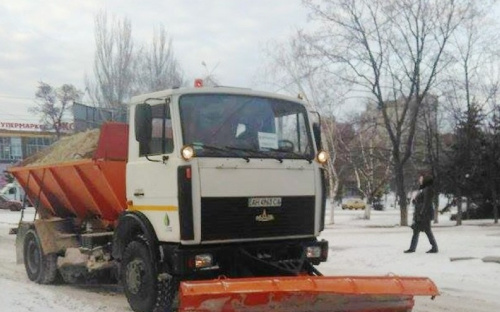 Заснеженный Мариуполь засыпали 300 тоннами песка (ФОТО)