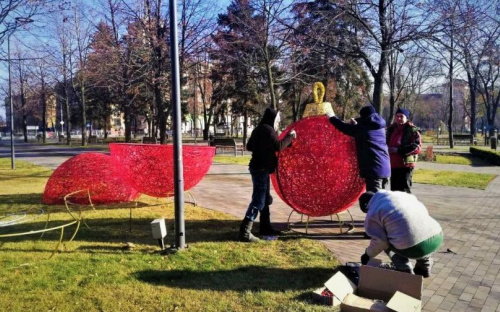 Ярко и празднично: центр Мариуполя декорируют к Новому году