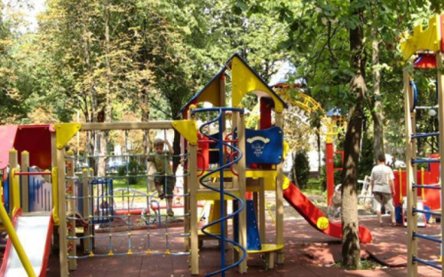 В Мариуполе на детских площадках ранили из пистолета подростка и избили женщину