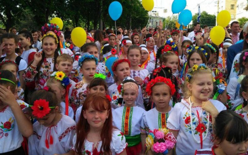 Сотни мариупольцев прошли в вышиванках по центру города (ФОТО+ВИДЕО)