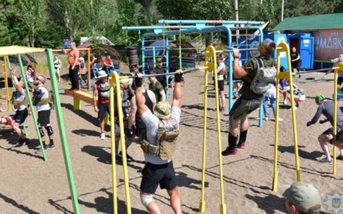 Силачи полиции и Нацгвардии показали мощь на памятном «Мерф-челлендже» в Мариуполе (ФОТО)