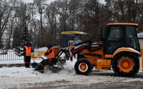 В Мариупольском районе застрял автобус. Что делается для расчистки дорог от снега?