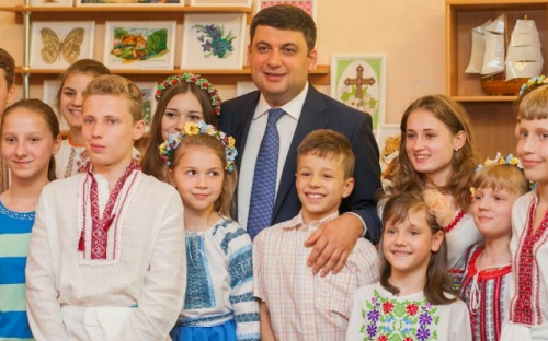 Владимир Гройсман посетил детский дом в Мариуполе и поздравил детей с праздником (ФОТО)
