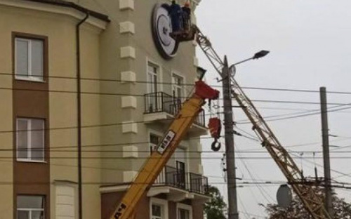 На отремонтированном доме в центре Мариуполя заменили часы (ФОТОФАКТ)