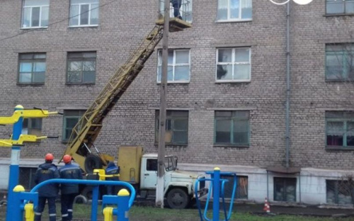 В Мариуполе развеяли кромешную тьму возле школы и детской площадки (ФОТО)