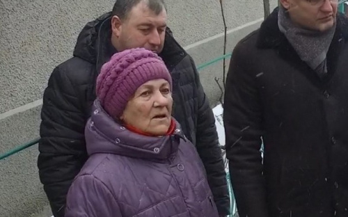 Пострадавшей от обстрела жительнице Сартаны помогут оплатить отопление до конца сезона (ФОТО+ВИДЕО)