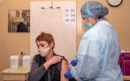 Около тысячи мариупольцев вакцинировались от COVID-19