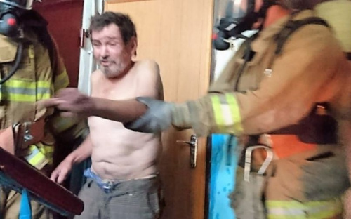 В Мариуполе во время пожара спасли мужчину (ФОТО)