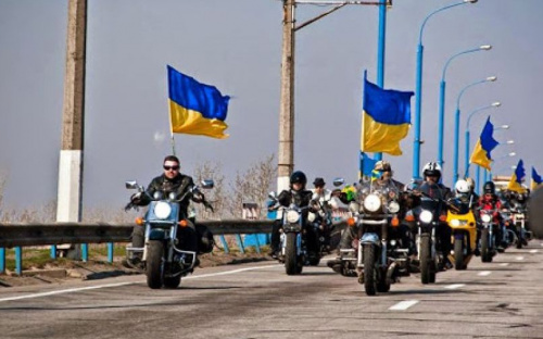 Мариупольских байкеров подрезали на трассе М-14. Полиция спасла эскортом (ВИДЕО) 