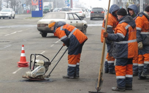 В холодном Мариуполе после тестового эксперимента начали укладывать  холодный асфальт (ФОТО+ВИДЕО)