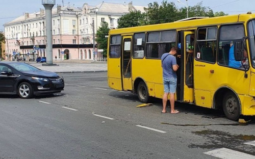 В Мариуполе легковушка врезалась в маршрутку
