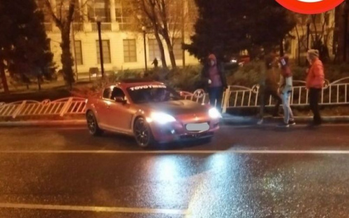 В центре Мариуполя водитель без удостоверения снес ограждение и свалил вину на «друга»