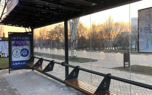 В Мариуполе устанавливают современные остановочные павильоны
