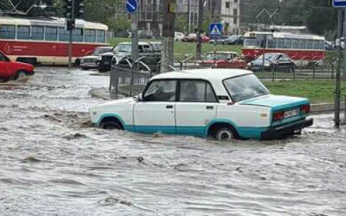 Мариупольские водители во время ливня потеряли номерные знаки (ФОТО)