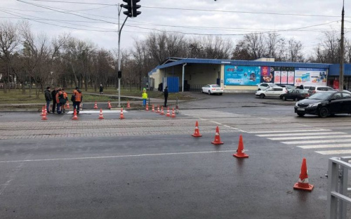 Возле мариупольской школы появился новый светофор и ограждение,  «зебру» - перенесли