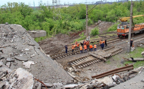 Залізницю з Маріуполя до РФ окупанти прагнуть добудувати за два тижні – деталі