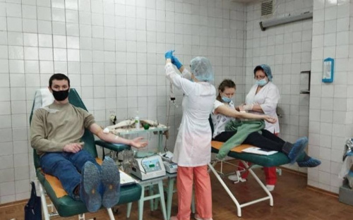 Мариупольцы помогают кровью и продуктами военным и гражданским