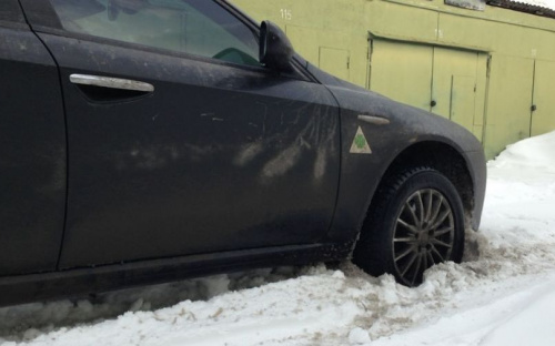 Автомобиль сбил пожилую мариупольчанку возле подъезда